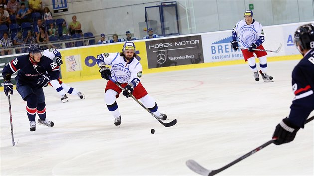 Hokejisté Komety Brno (v bílém) útočí v utkání se Slovanem Bratislava.