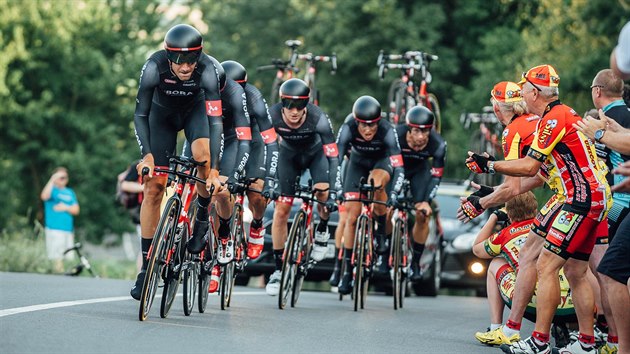 Tmov asovka na Czech Cycling Tour.  Na trati mak tm  Bora Argon.