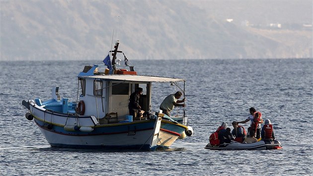 eck ryb pomh u ostrova Kos rodin syrskch uprchlk, kterm se rozbil motorov lun (11. 8. 2015)