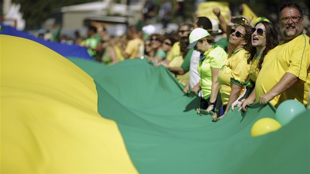 Demonstrace proti brazilsk prezidentce Dilm Rousseffov ve Riu de Janeiru (16. 8. 2015)