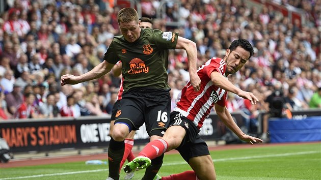 James McCarthy z Evertonu (vlevo) a Maya Yoshida ze Southamptonu (vpravo) v jednom ze souboj.