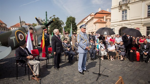 Ceremoniál na Hradčanském náměstí u modelu stíhačky Spitfire Mk. IX (14. srpna 2015).