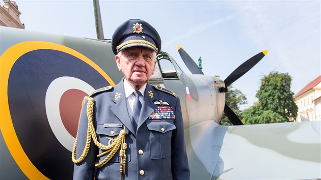 Ceremoniál na Hradčanském náměstí u modelu stíhačky Spitfire Mk. IX. Na snímku je brigádní generál Emil Boček (14. srpna 2015).
