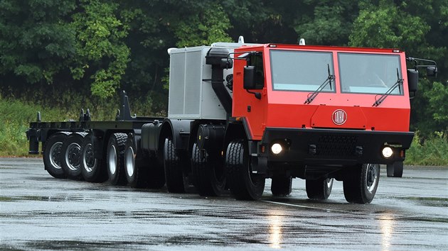 Tatra vyrobila vůz dlouhý 18 metrů, který má osm náprav, z toho šest řiditelných. Podle mluvčí automobilky je to největší nákladní vozidlo vyrobené v historii českého automobilového průmyslu.