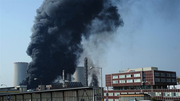 Por po vbuchu v arelu chemickho zvodu Unipetrol v Zlu u Litvnova.