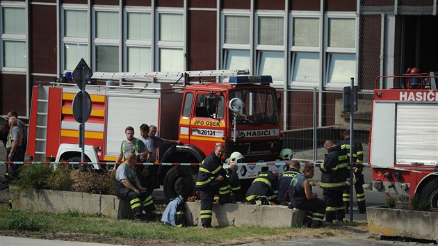 Hasiči na místě požáru po výbuchu v areálu chemického závodu Unipetrol v Záluží u Litvínova.