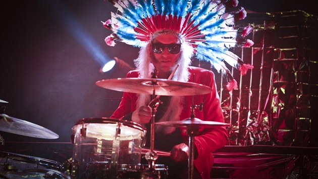 Tomá Konpek hostuje v kapele na bicí.