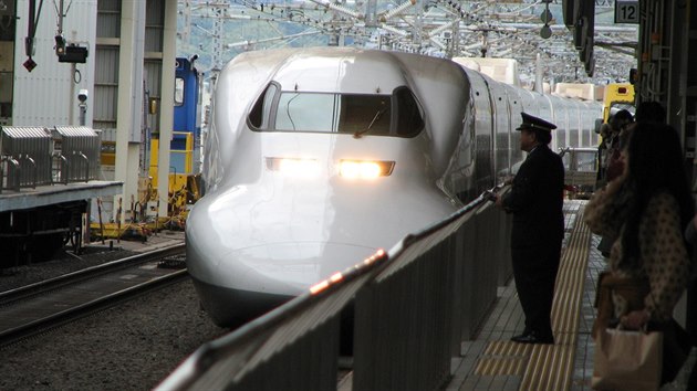 Rychlovlak šinkanzen vjíždí do stanice Kjóto.