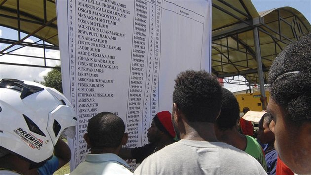 Lid si tou seznam cestujcch z havarovanho letu spolenosti Trigana Air. Stroj s 54 lidmi na palub se v nedli ztil nad odlehlou indonskou provinci Papua na ostrov Nov Guinea. (17. 8. 2015)