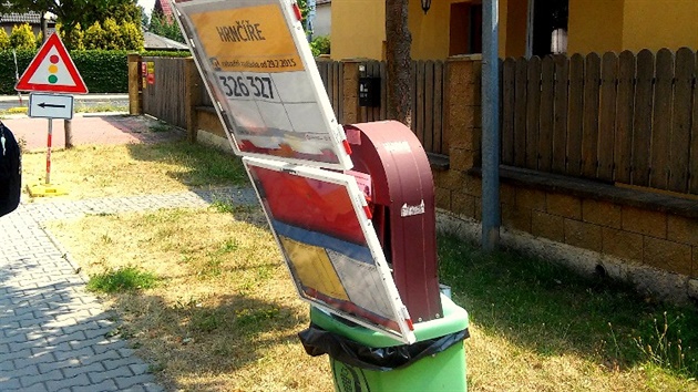 Vandalové přenesli stojan autobusové zastávky v Hrnčířích do odpadkového koše.