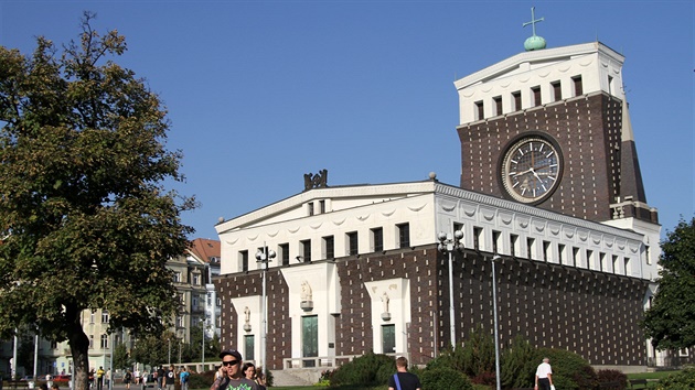 Kostel Nejsvětějšího Srdce Páně na náměstí Jiřího z Poděbrad je dílem významného slovinského architekta Josipa Plečnika.