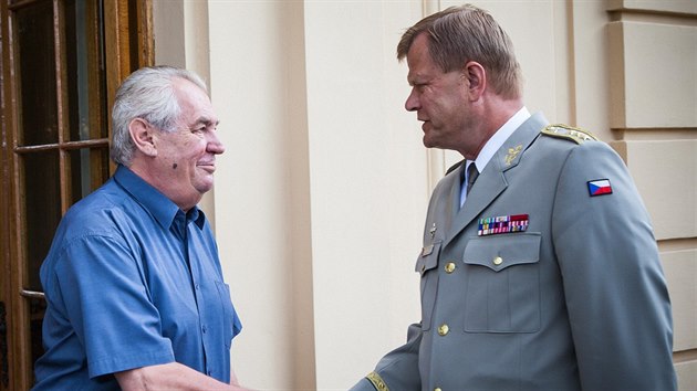 Prezident Milo Zeman se setkal 15. srpna v Lnech s nelnkem generlnho tbu Josefem Bevem (vpravo).
