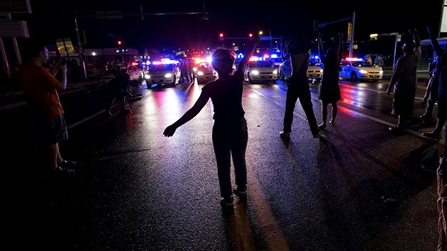 Vzpomnkov akce ve Fergusonu skonila stelbou. Jeden z protestujcch byl zrann vn. (9. srpna 2015)