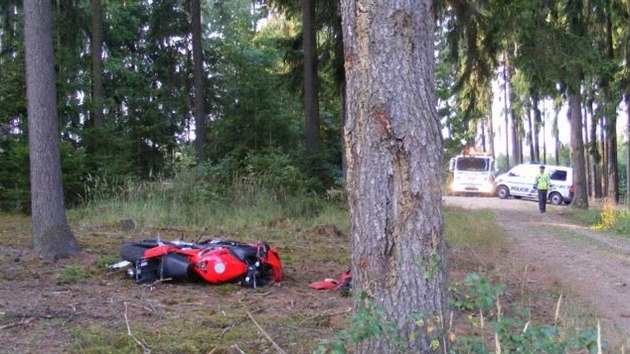 Motork jel v pravotoiv zatce mezi obcemi Podol a Hlasivo rovn a skonil v lese. Nehodu nepeil.