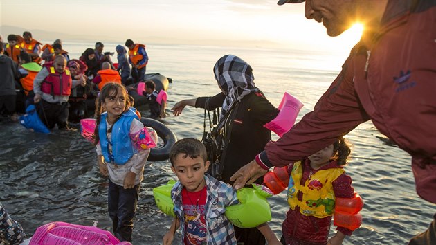 Uprchlíci především ze Sýrie přijíždějí nejfrekventovanější cestou z Turecka na řecký ostrov Kos. Řecká vláda pro ně zřídila nouzové středisko umístěné na palubu velkokapacitního trajektu Eleftherios Venizelos.
