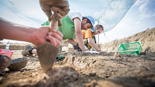 Studenti a pracovnci Archeologickho stavu Filozofick fakulty Jihoesk univerzity provd vzkum msta, kde se nachz sdlit z mlad a pozdn doby bronzov z obdob mezi roky 2000 - 800 ped nam letopotem.