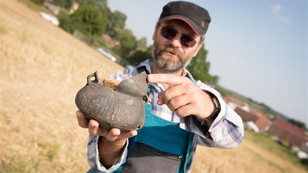 Archeolog Ondej Chvojka ukazuje jeden z nlez.