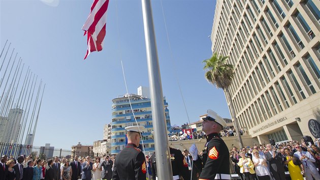 Nad Havanou zavlla americk vlajka, symbolizuje oteplen vztah mezi USA a Kubou (14. srpna 2015)