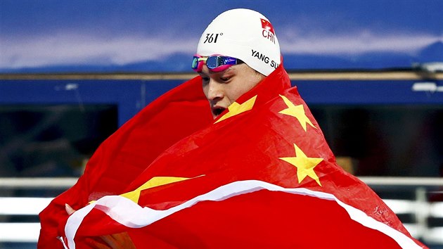 ínská plavecká hvzda Sun Jang se raduje z titulu mistra svta.