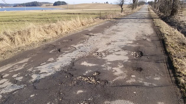 Takto vypadala silnice mezi Okeicemi a echtnem pvodn.