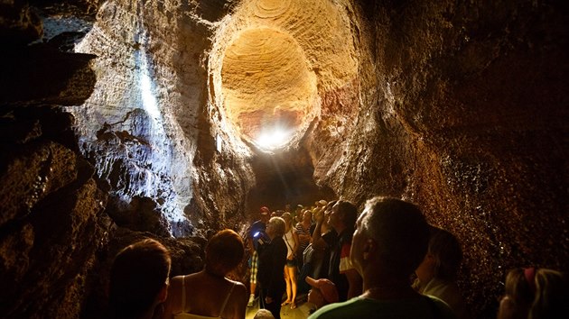 Koněpruské jeskyně nabízejí v horkých dnes příjemných 10 stupňů.