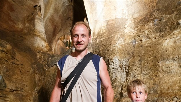 Koněpruské jeskyně nabízejí v horkých dnes příjemných 10 stupňů. Na prohlídku přijela i rodina z Mladoboleslavska.