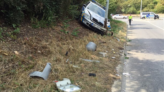 Policista strhl volant pot, co mu do cesty neekan vstoupil chodec. Spolu s kolegou nabourali do sloupu.