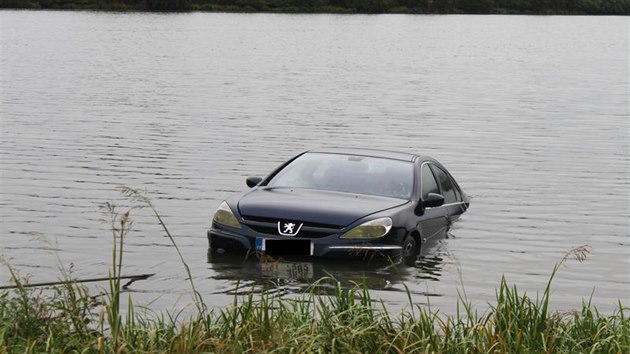 idi se na Pbramsku zalekl letcho ptka a strhl volant do rybnka.  (17.8.2015)