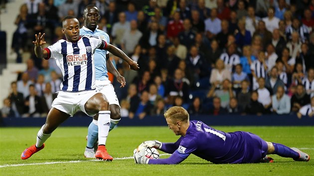 Brank Manchester City Joe Hart likviduje anci, do kter se dostal Saido Berahino z West Bromwiche.