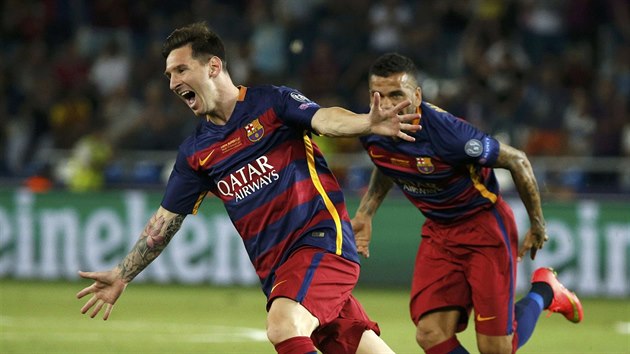 RADOST. Lionel Messi z Barcelony slav gl v zpase o Superpohr.