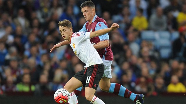 Adnan Januzaj z Manchesteru United si kryje m ped Ashleym Westwoodem z Aston Villy.