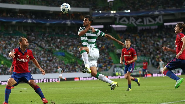 Bryan Ruiz ze Sportingu Lisabon se vrh do souboje s obranou CSKA Moskva.