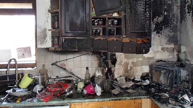 Zdevastovaná kuchyň po požáru v domě na Trutnovsku (11.8.2015).