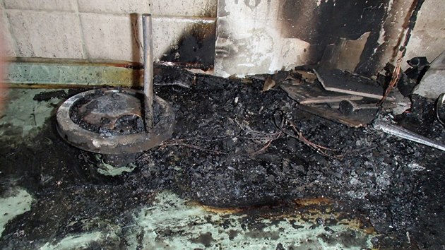 Zdevastovaná kuchyň po požáru v domě na Trutnovsku (11.8.2015).