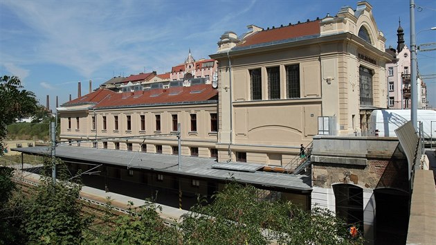 Část objektu nádraží Jižní předměstí v Plzni, která slouží umělcům, prošla rekonstrukcí za desítky milionů korun. Bude zde restaurace, řada malých studií a pracoven a také větší divadelní sál. (10. srpna 2015)