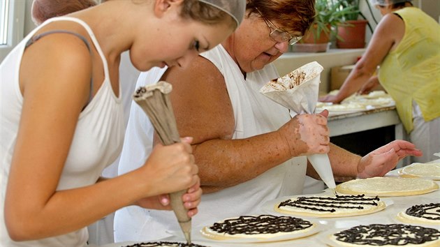 V cukrářské dílně Marie Vondrovicové v Bořicích na Domažlicku upekli na Chodské slavnosti deset tisíc koláčů. (11. srpna 2015)