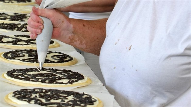 V cukrářské dílně Marie Vondrovicové v Bořicích na Domažlicku upekli na Chodské slavnosti deset tisíc koláčů. (11. srpna 2015)