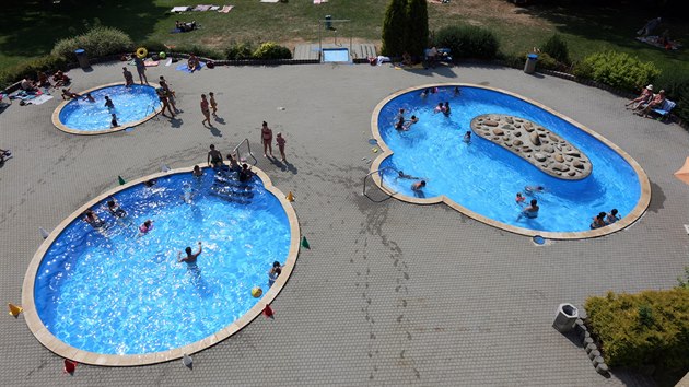 Venkovn koupalit a opalovac louky u krytho baznu v Ai.