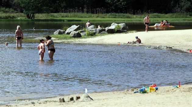 Koupaliště Lido v Mariánských Lázních láká na čistou vodu a nedotčenou přírodu (10. srpna 2015).