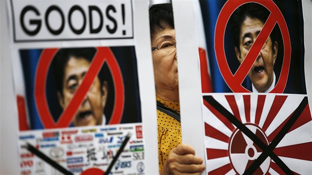 Lid v jihokorejskm Soulu protestuj proti japonskmu premirovi (15. srpna 2015).