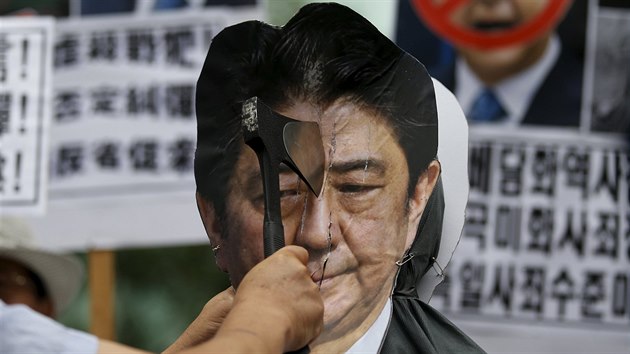 Lid v jihokorejskm Soulu protestuj proti japonskmu premirovi (15. srpna 2015).