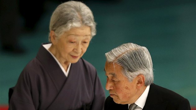 Japonsk csa Akihito s csaovnou Miiko pi vro kapitulace zem na konci druh svtov vlky na ceremonii v Tokiu (15. srpna 2015).