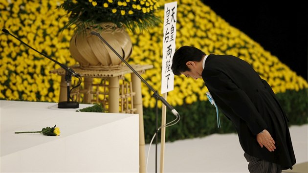 Japonsk premir Abe se uklonil pamtce padlch bhem druh svtov vlky (15. srpna 2015).