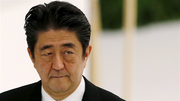 Japonsk premir inz Abe pi slavnostn ceremonii v Tokiu (15. srpna 2015).