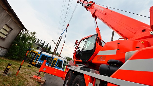 Ostravt hasii museli vykolejen tramvaji pomoct specilnm jebem.