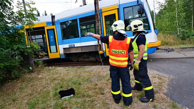 Ostravt hasii museli vykolejen tramvaji pomoct specilnm jebem.