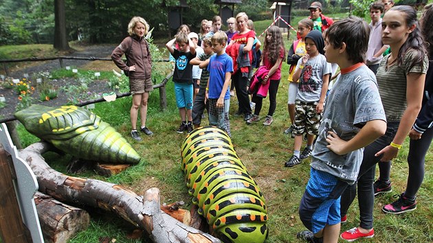 Ostravsk zoo otevela Motl louku, kde se nvtvnci seznamuj s ivoichy na louce. Skupinu dt z pmstskho tbora v zoo po louce provz pracovnice vukovho pavilonu Jana Kovov.