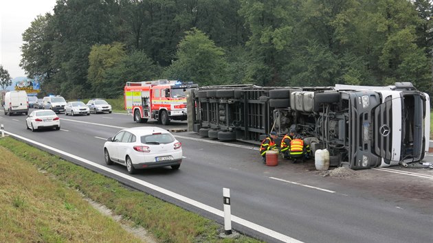 idi kamionu, kter vezl pivo, jej pevrtil na bok. Zablokoval tak dva jzdn pruhy.