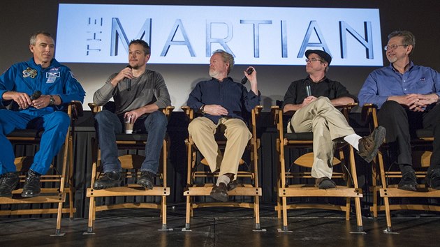 Tvrci Marana, zleva astronaut Drew Feustel, herec Matt Damon, reisr Ridley Scott, autor knihy Andy Weir a zstupce  NASA Jim Green.
