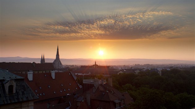 Panorama Olomouce s katedrálou svatého Václava bhem východu letního slunce na...